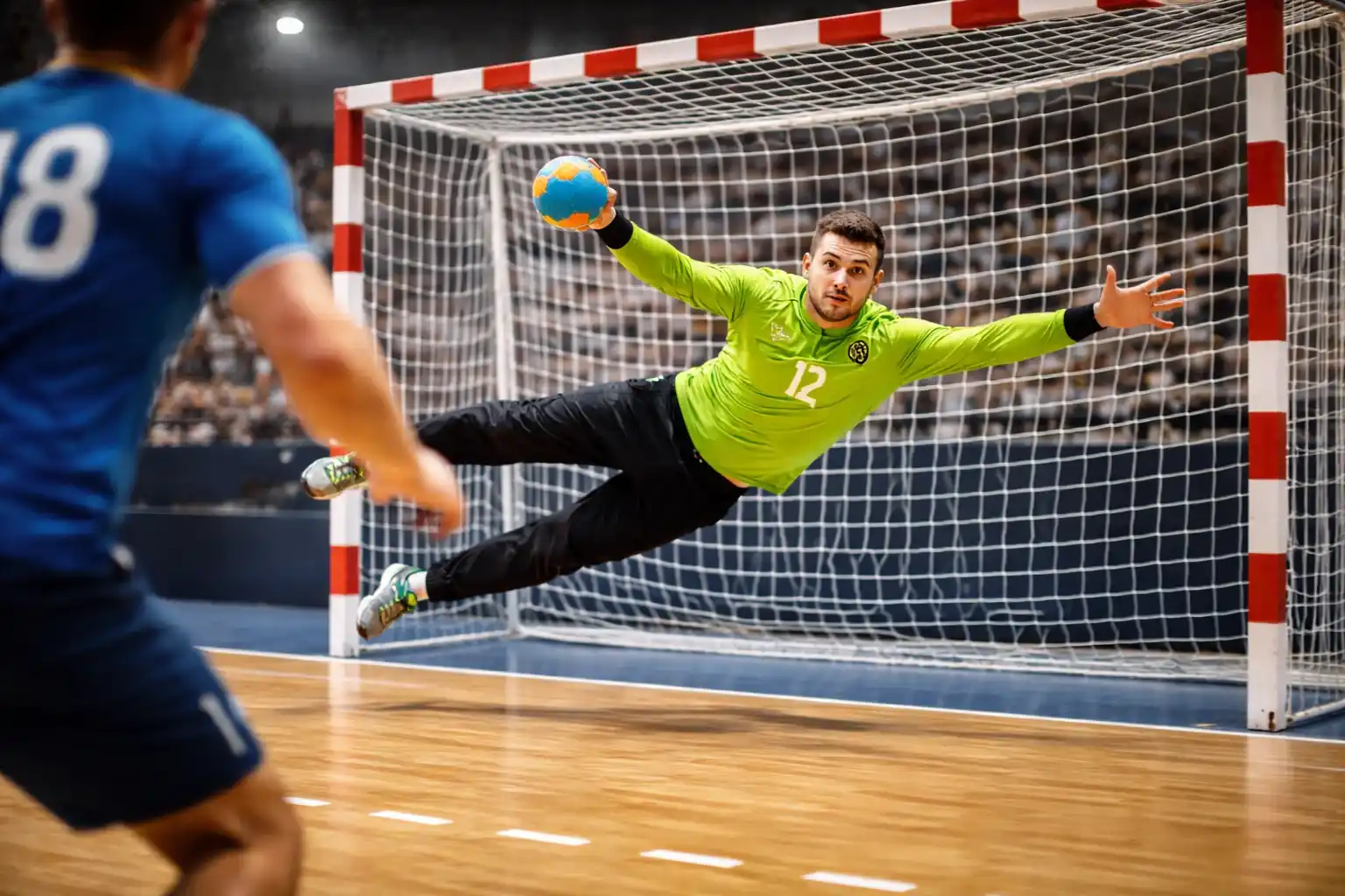 Gardien de handball en plein arrêt spectaculaire devant son but dans une salle indoor